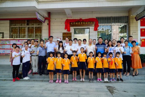 被群山环抱的鹤山市宅梧小学,是山区宅梧镇唯一一所小学,学生1800多人