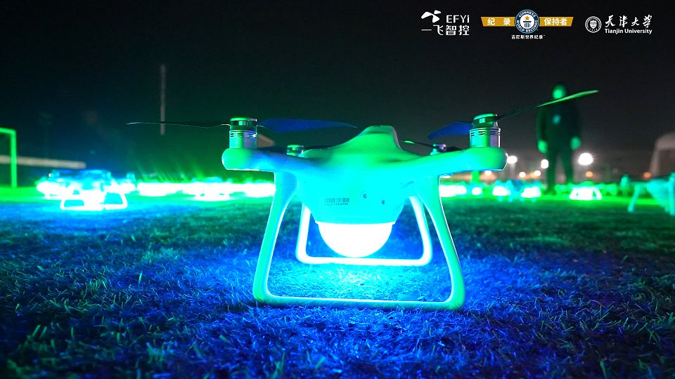一飞智控无人机集群表演在天津大学创造吉尼斯世界纪录