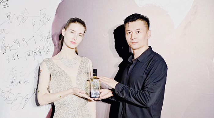 华夏国礼、北京礼物集团联姻宾利集团重磅推出宾利酱香酒