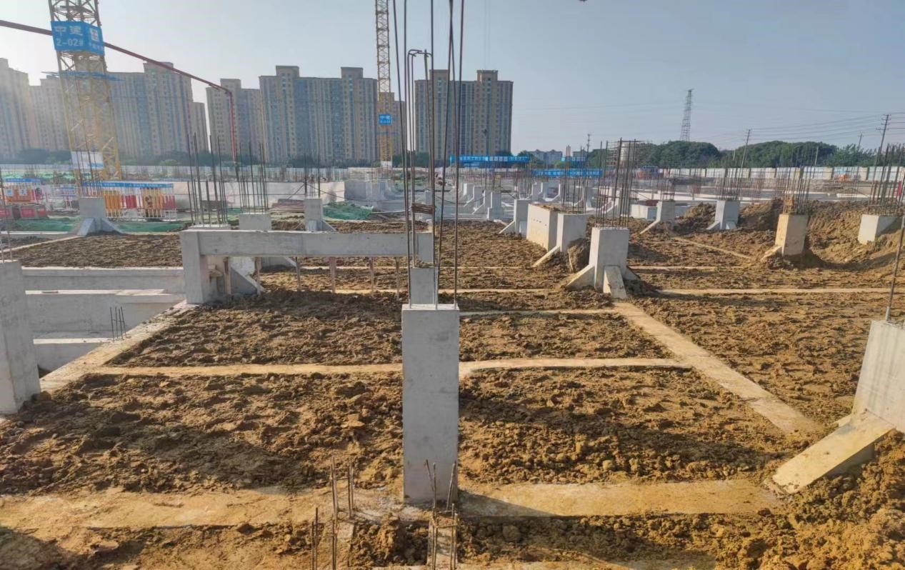 中建八局总承包公司江苏理工学院项目首栋单体结构封顶
