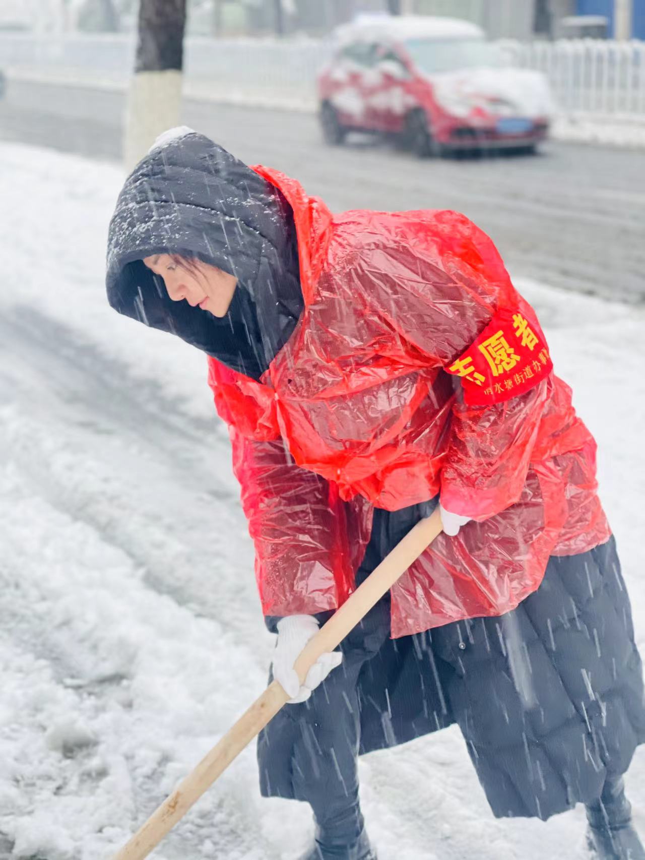 湖南长沙市开福区清水塘街道四季花城社区工作人员奋力铲雪